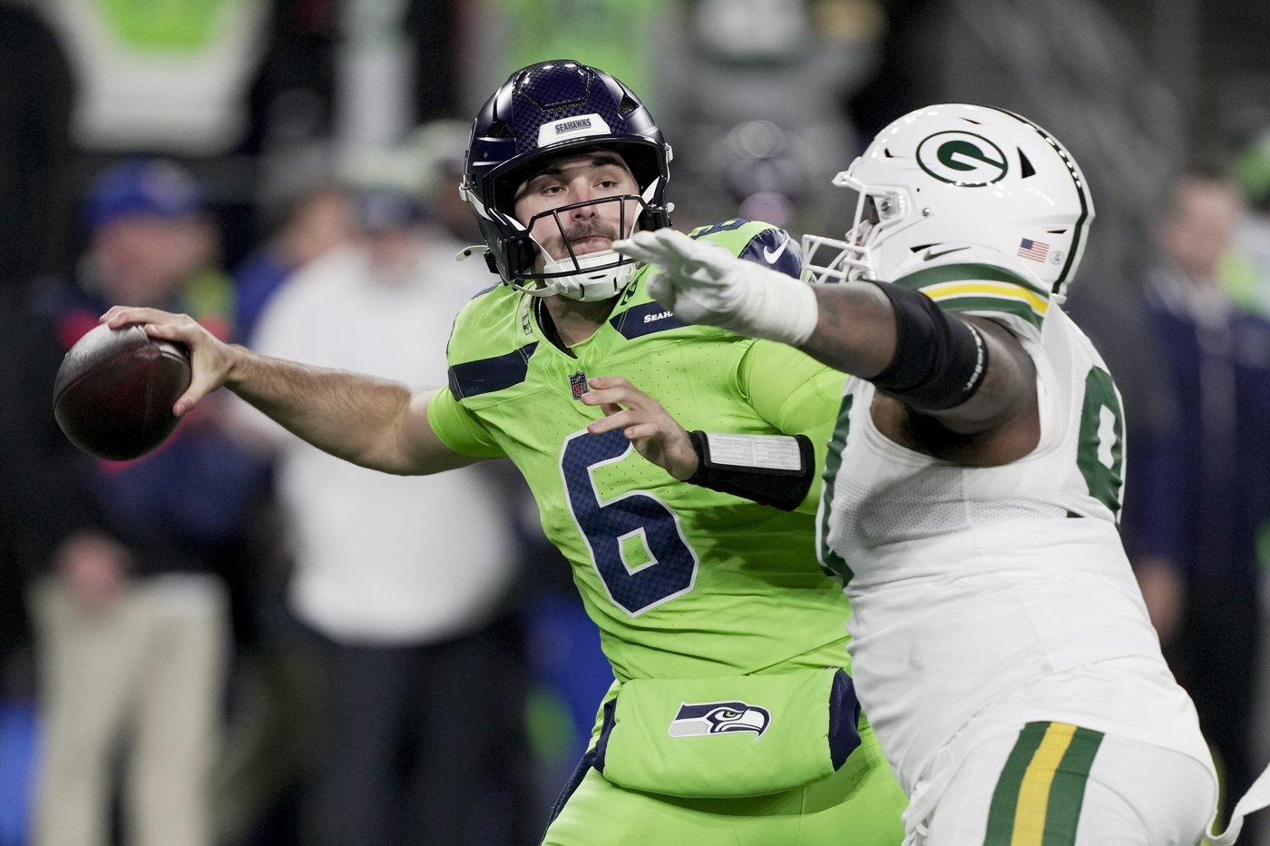 Jordan Love throws for 2 TDs and Packers beat Seahawks 30-13 as Seattle QB Geno Smith injures knee | iNFOnews.ca