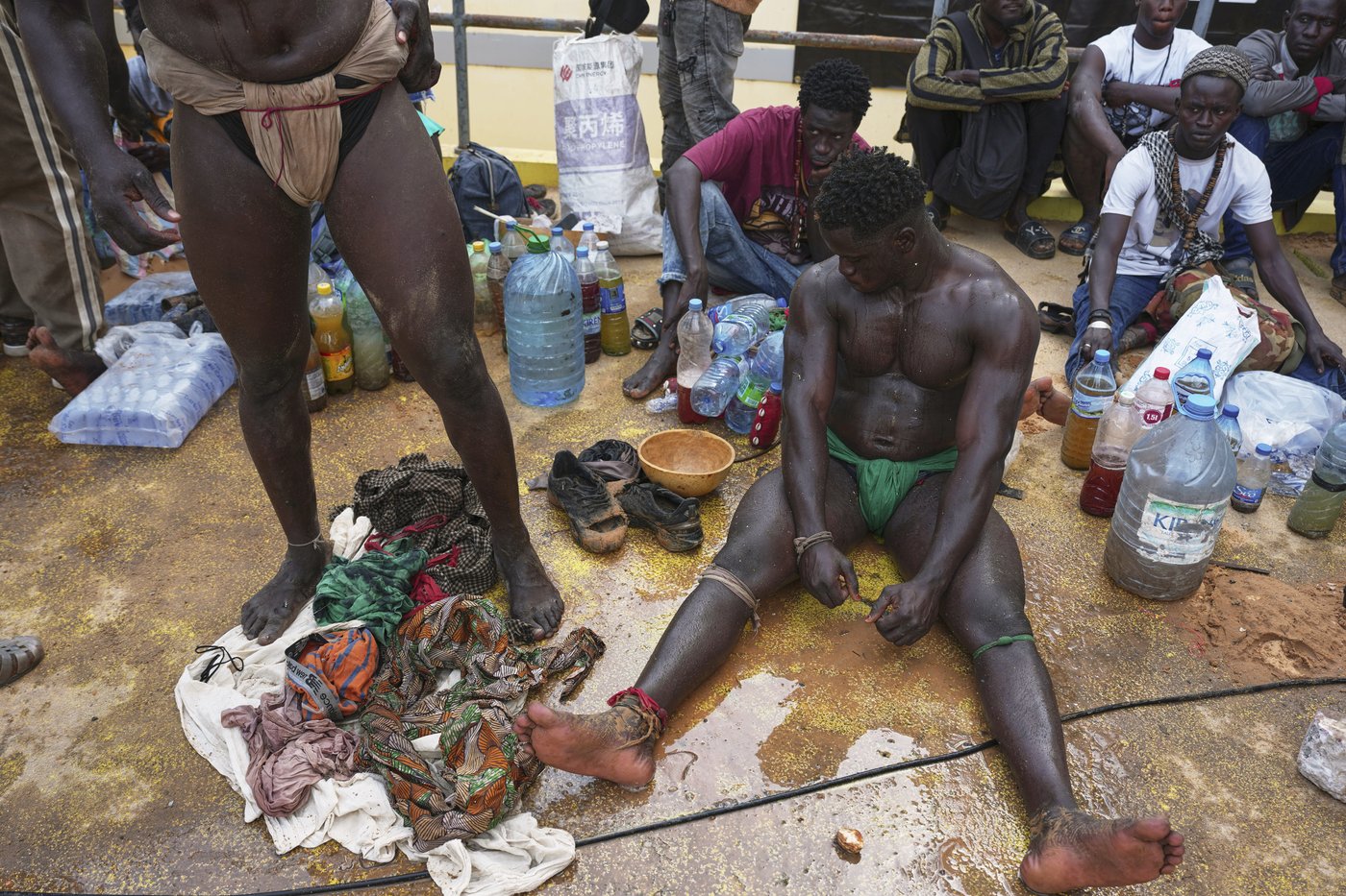 In Senegal’s wrestling arenas, rituals share the spotlight with the fight, in photos | iNFOnews.ca