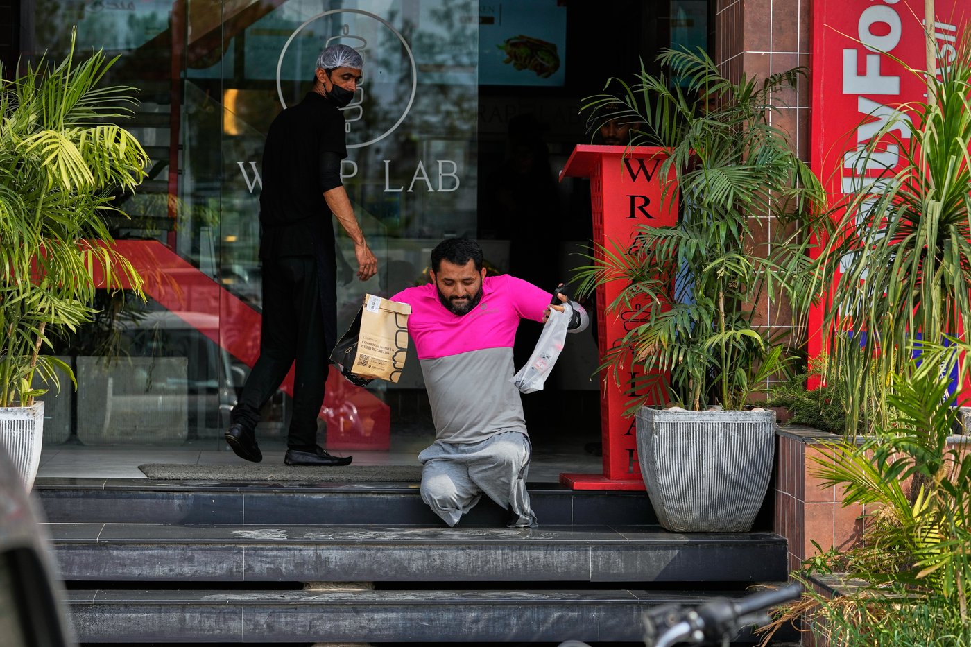 An accident took his legs. He adapted his motorcycle and delivers meals across Islamabad, in photos | iNFOnews.ca