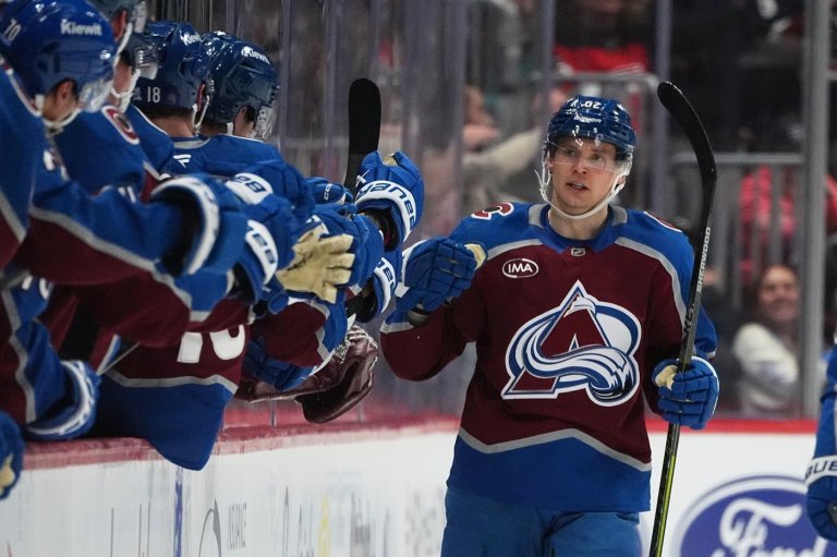 Lehkonen scores 2 goals and MacKinnon reaches 700 assists as Avalanche sink Sharks, 4-2 | iNFOnews.ca