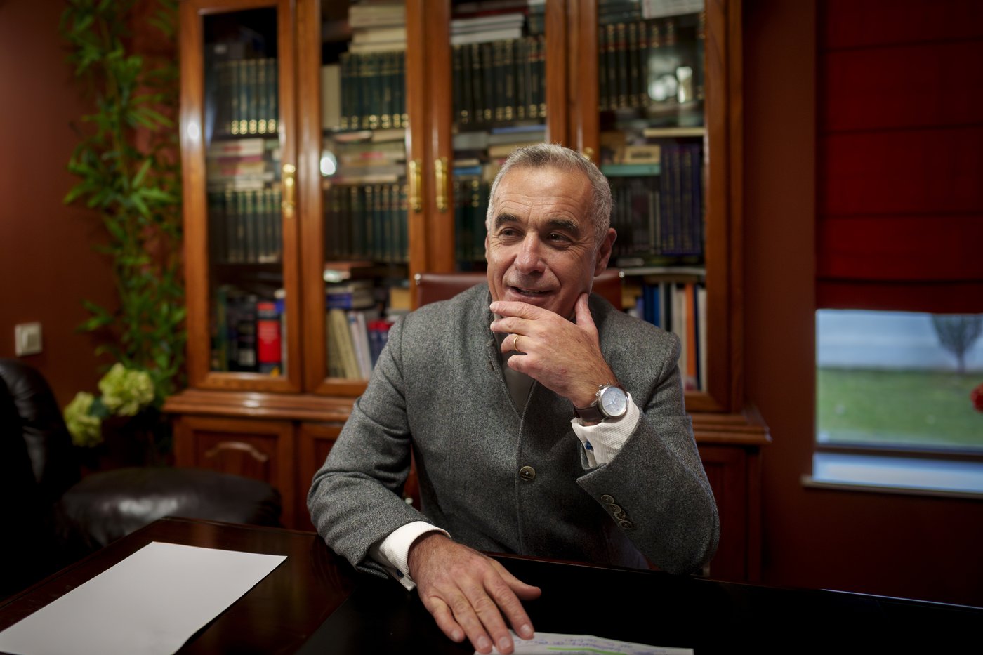 Romania's surprise front-runner says he's not pro-Russia. But Romania alleges he had Moscow's help | iNFOnews.ca