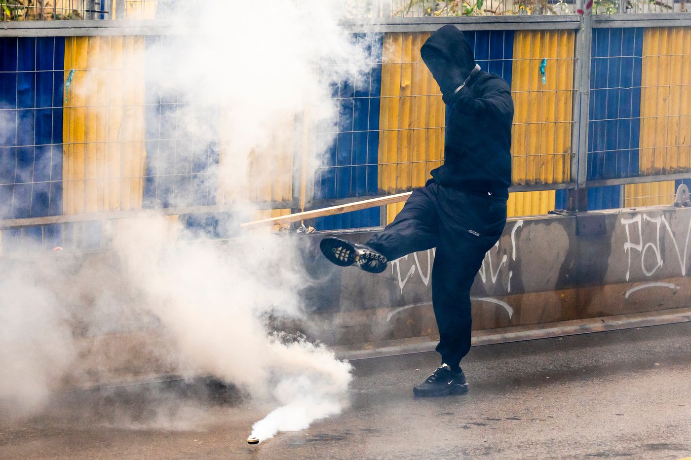 Police and masked protesters clash in Brussels as anti-austerity rally disrupts city | iNFOnews.ca Police and masked protesters clash in Brussels as anti-austerity rally disrupts city | iNFOnews.ca