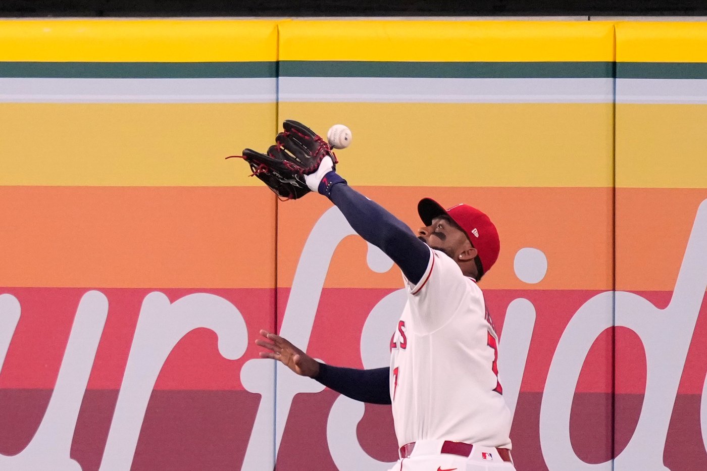 Angels outfielder Jo Adell misplays flyball into home run off his head, much like Canseco in 1993 | iNFOnews.ca Angels outfielder Jo Adell misplays flyball into home run off his head, much like Canseco in 1993 | iNFOnews.ca
