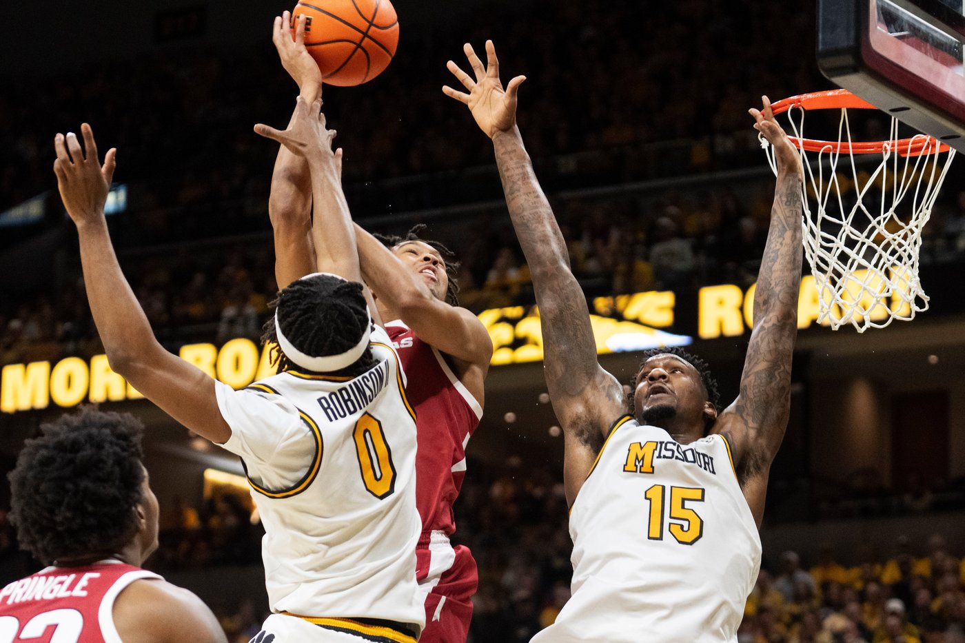 No. 20 Arkansas beats Missouri 88-84 in OT to give Calipari his 900th career win | iNFOnews.ca