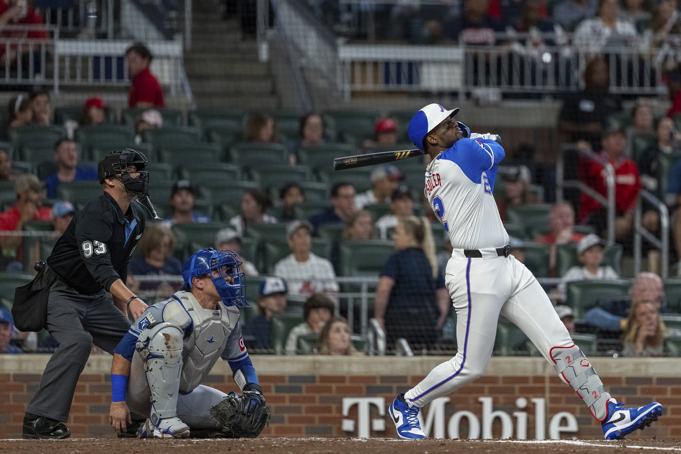 D'Arnaud hits a walk-off homer as Braves keep up their playoff push with a 2-1 win over Royals | iNFOnews.ca D'Arnaud hits a walk-off homer as Braves keep up their playoff push with a 2-1 win over Royals | iNFOnews.ca