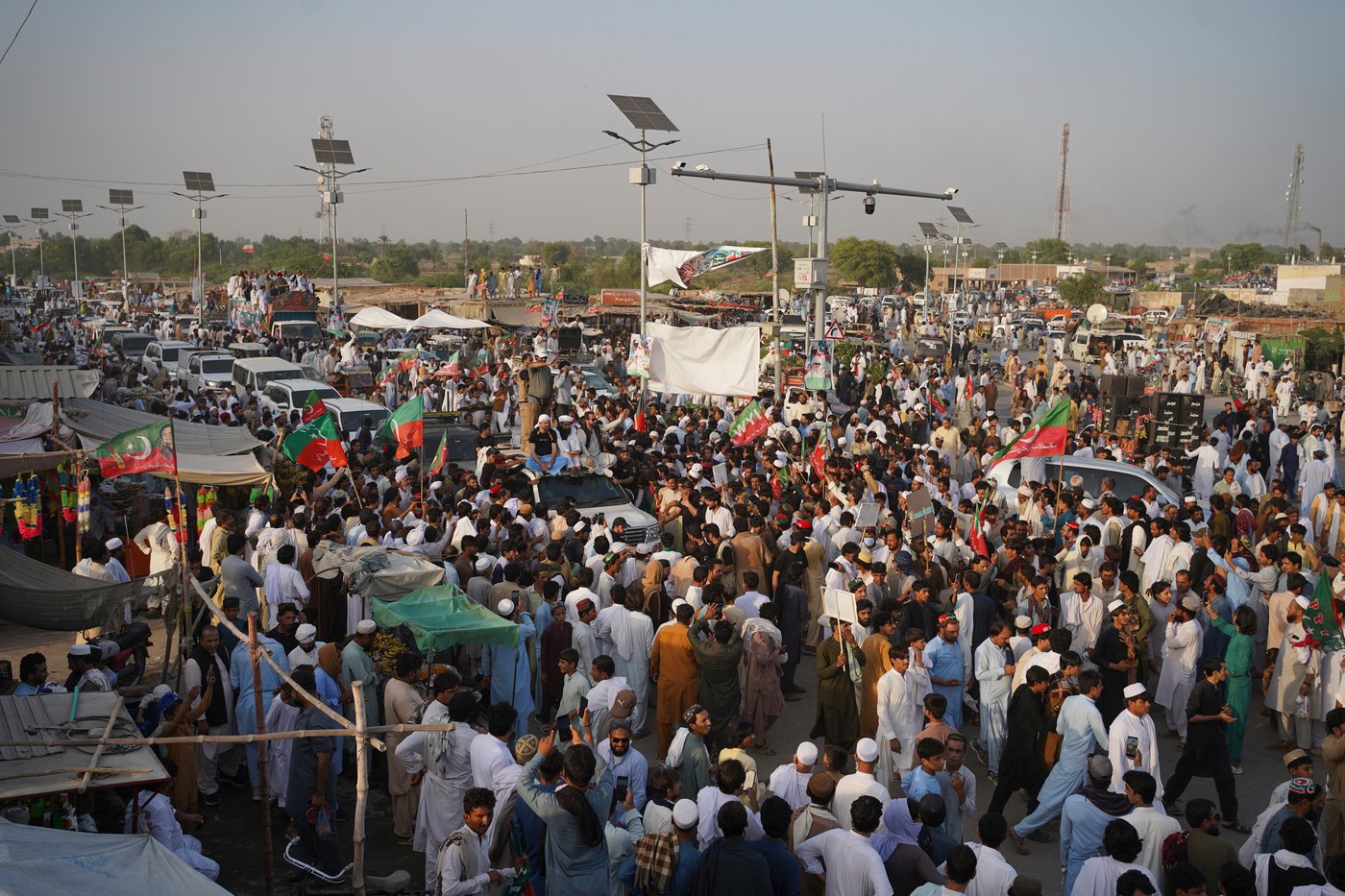 Imran Khan supporters march in Pakistan to demand his release after talks failed | iNFOnews.ca Imran Khan supporters march in Pakistan to demand his release after talks failed | iNFOnews.ca
