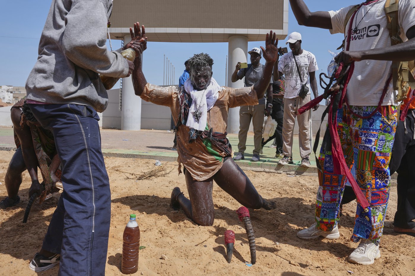 In Senegal’s wrestling arenas, rituals share the spotlight with the fight, in photos | iNFOnews.ca
