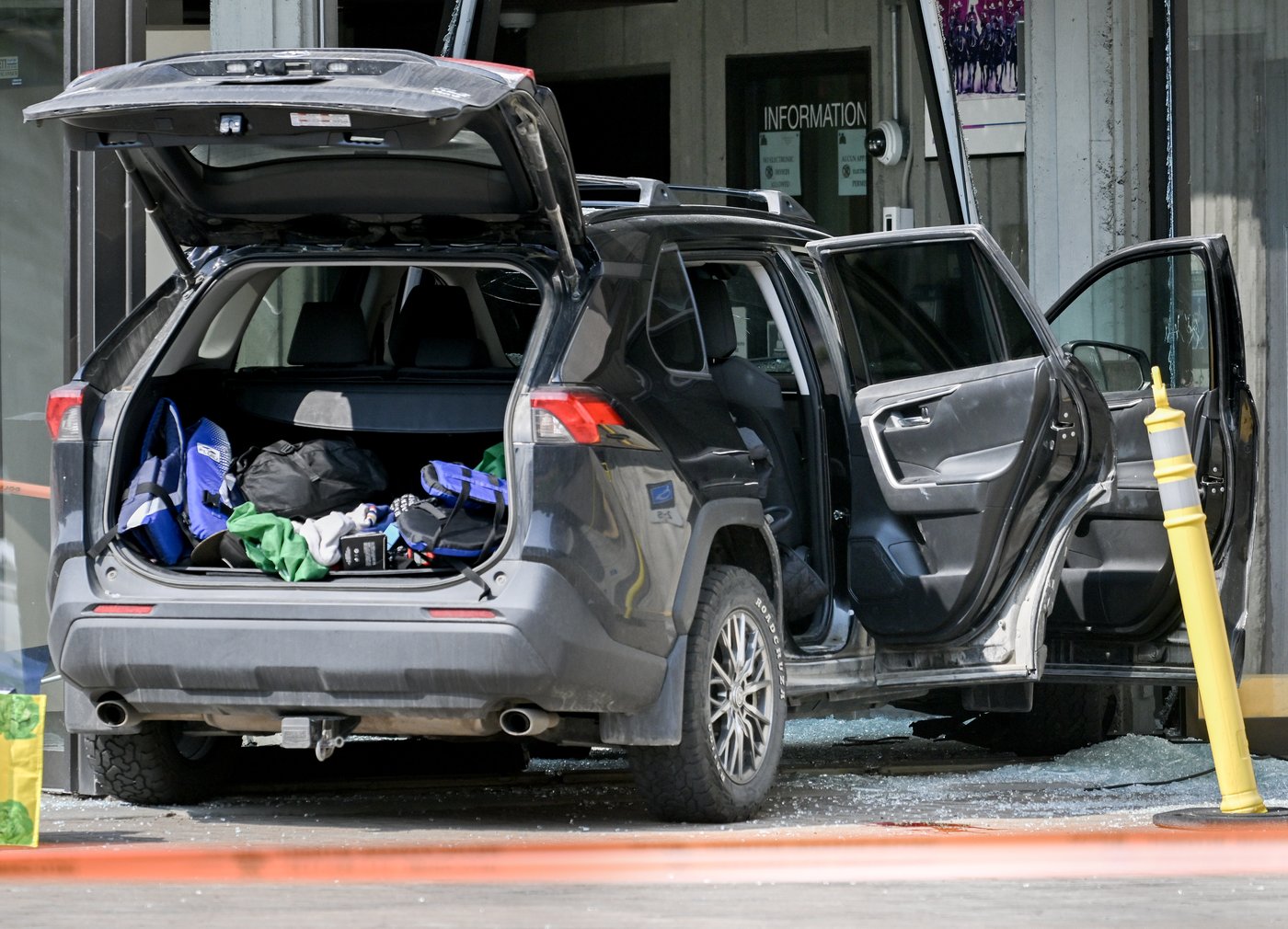 Man arrested after vehicle crashes through front door of RCMP office in Montreal | iNFOnews.ca