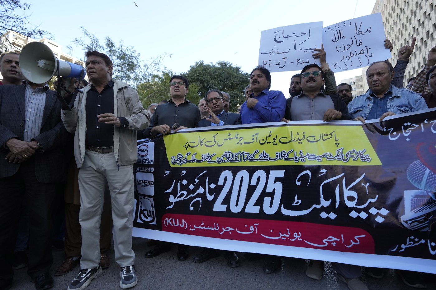 Pakistani journalists protest after Senate passes bill allowing control over social media content | iNFOnews.ca
