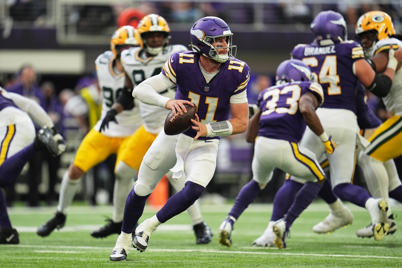 Vikings close with 29 straight points to beat rival Packers as Wentz replaces injured Murray | iNFOnews.ca