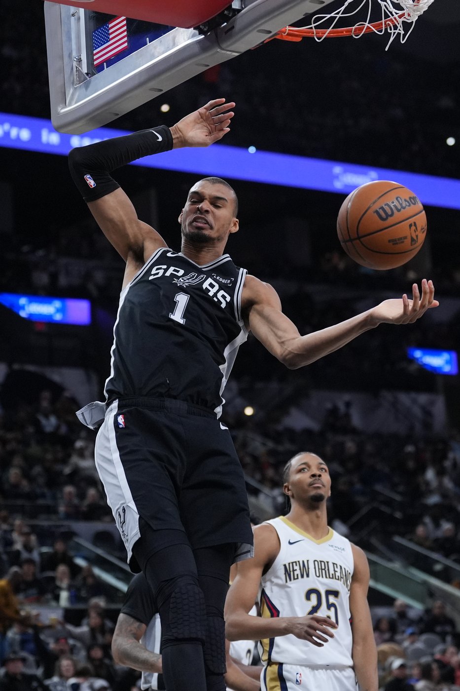 Pelicans squander 20-point lead, rebound to beat Spurs 104-95 | iNFOnews.ca Pelicans squander 20-point lead, rebound to beat Spurs 104-95 | iNFOnews.ca