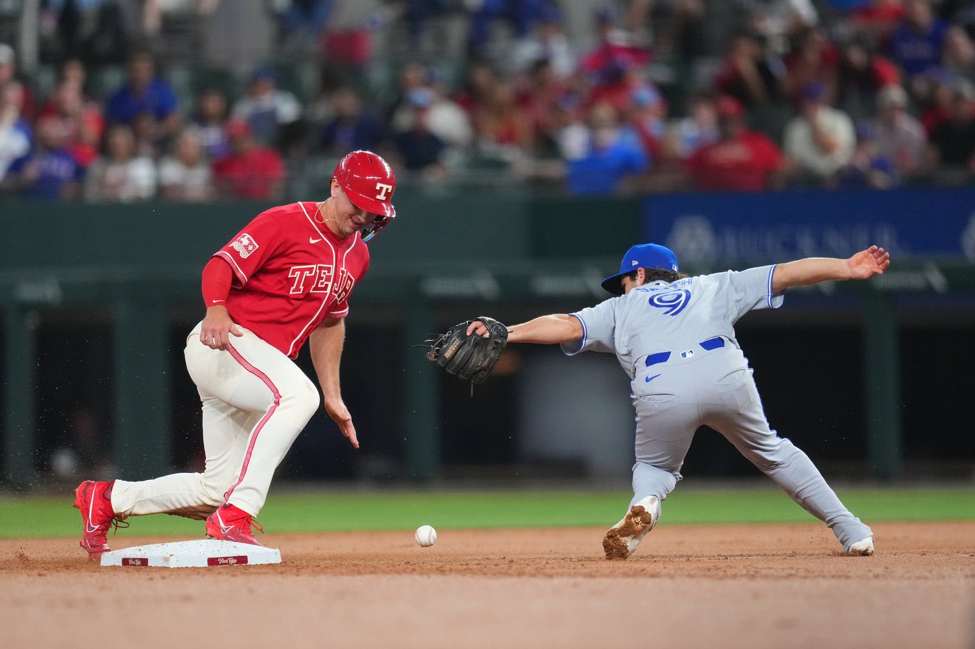 Corey Seager's RBI double helps Rangers beat sloppy Blue Jays 7-1 and close gap in playoff race | iNFOnews.ca