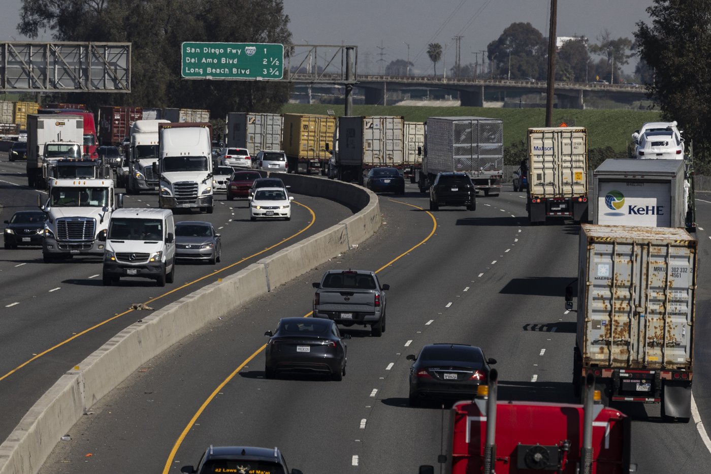 California proposes allowing testing of self-driving heavy-duty trucks | iNFOnews.ca
