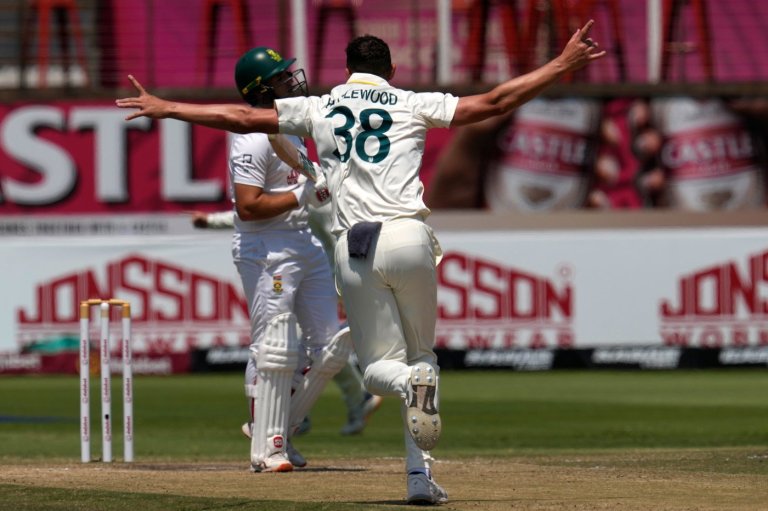 Australia strikes twice as South Africa clings on in tense last-day chase in Kingsmead test | iNFOnews.ca