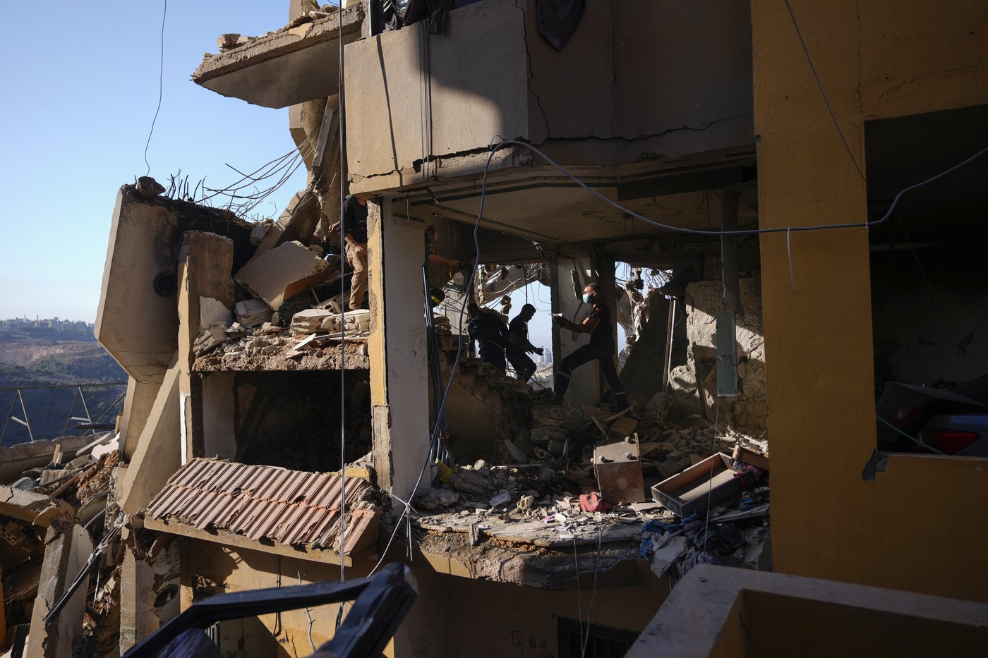 Rescuers pull 30 bodies from a building in central Lebanon hit in an Israeli strike | iNFOnews.ca