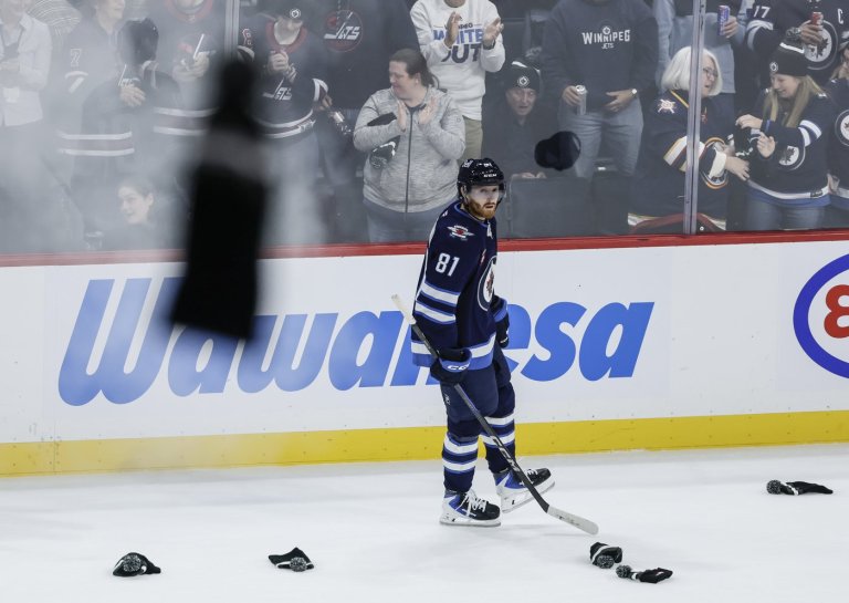 As Toews debuts with Jets, Connor shines in season-opening loss to Stars | iNFOnews.ca