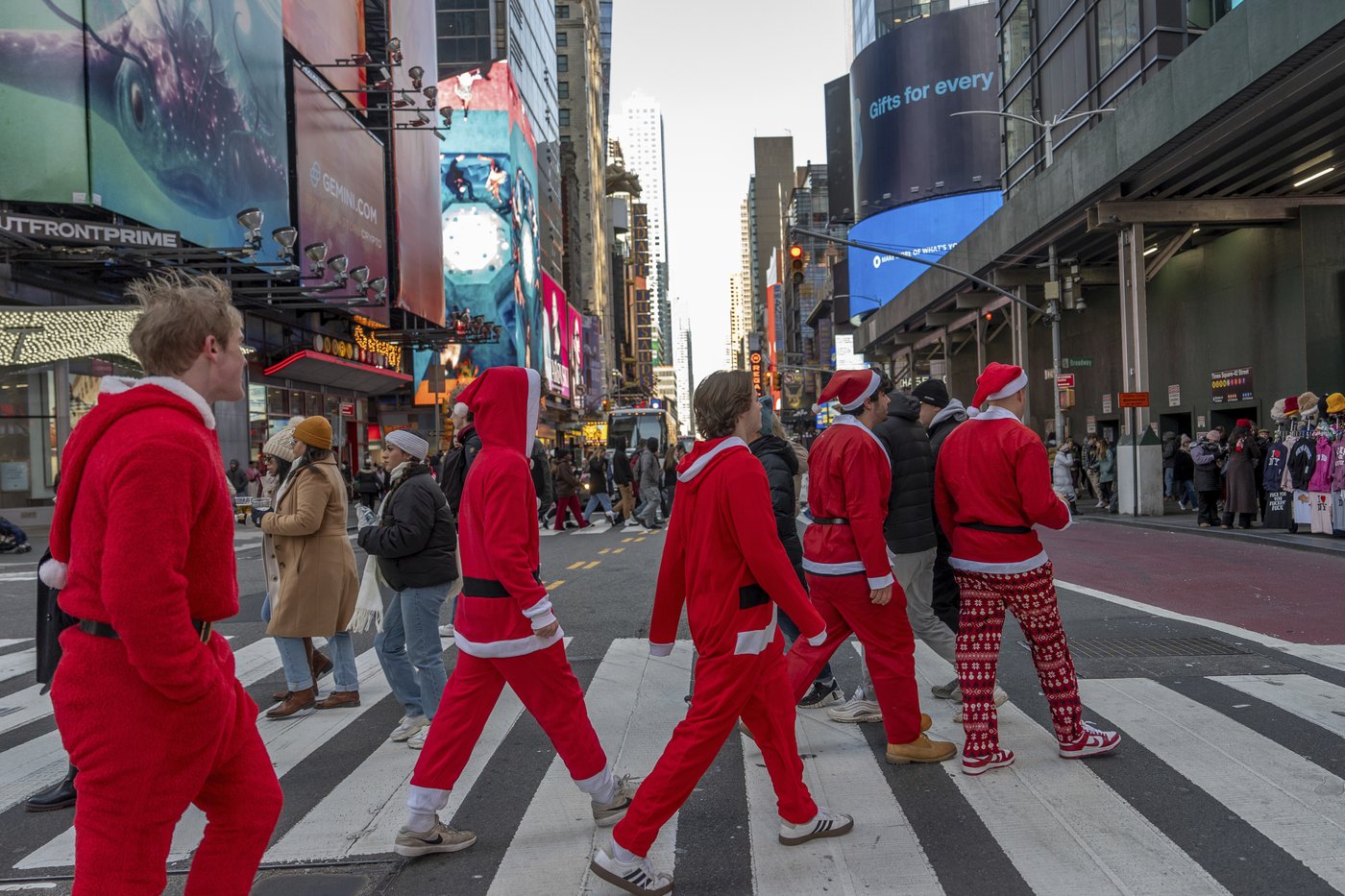 Thousands of Santas and a few Grinches hit the streets for annual SantaCon bar crawls | iNFOnews.ca