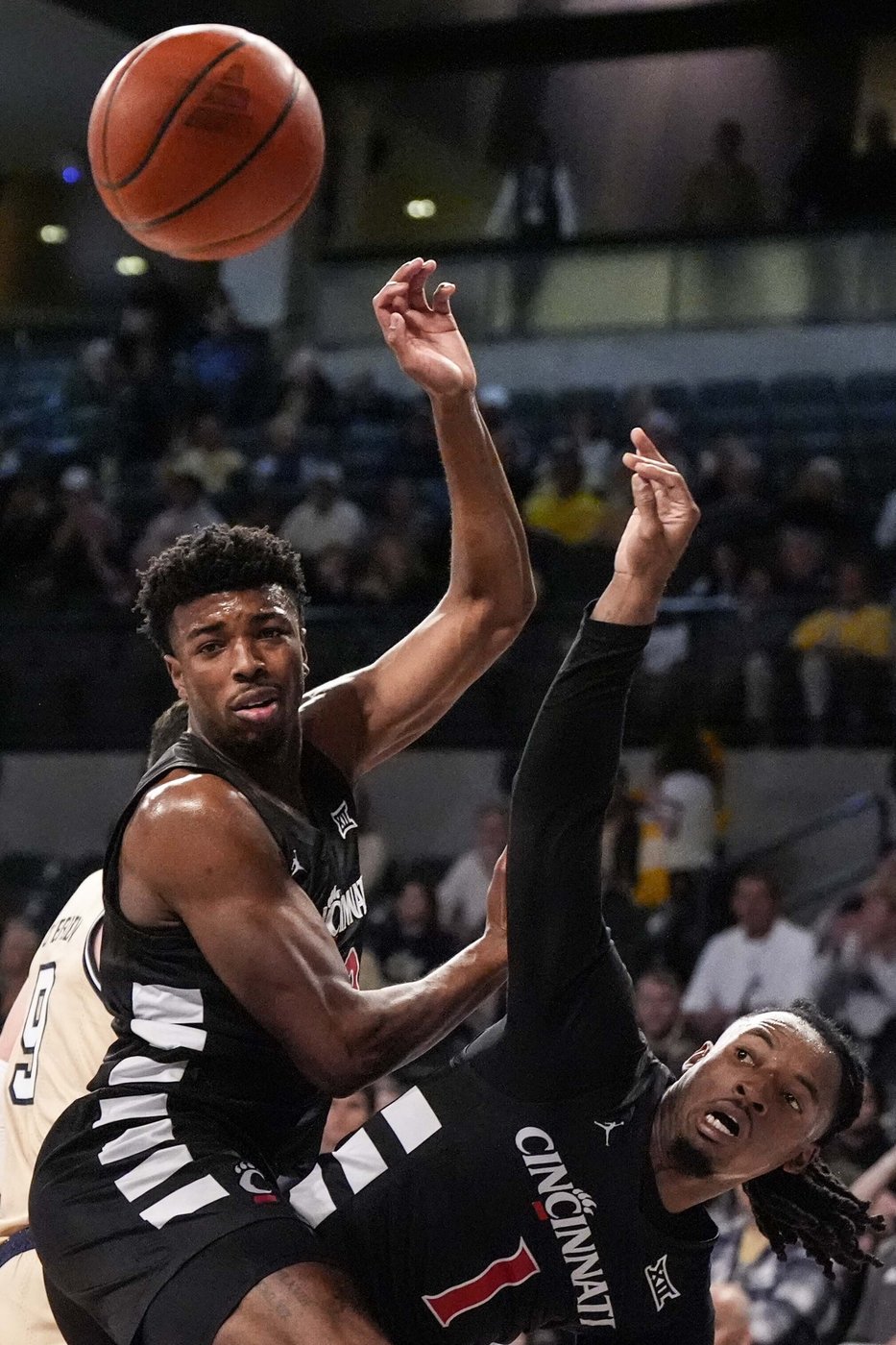 Mitchell leads No. 18 Cincinnati in rout of Georgia Tech 81-58 | iNFOnews.ca Mitchell leads No. 18 Cincinnati in rout of Georgia Tech 81-58 | iNFOnews.ca