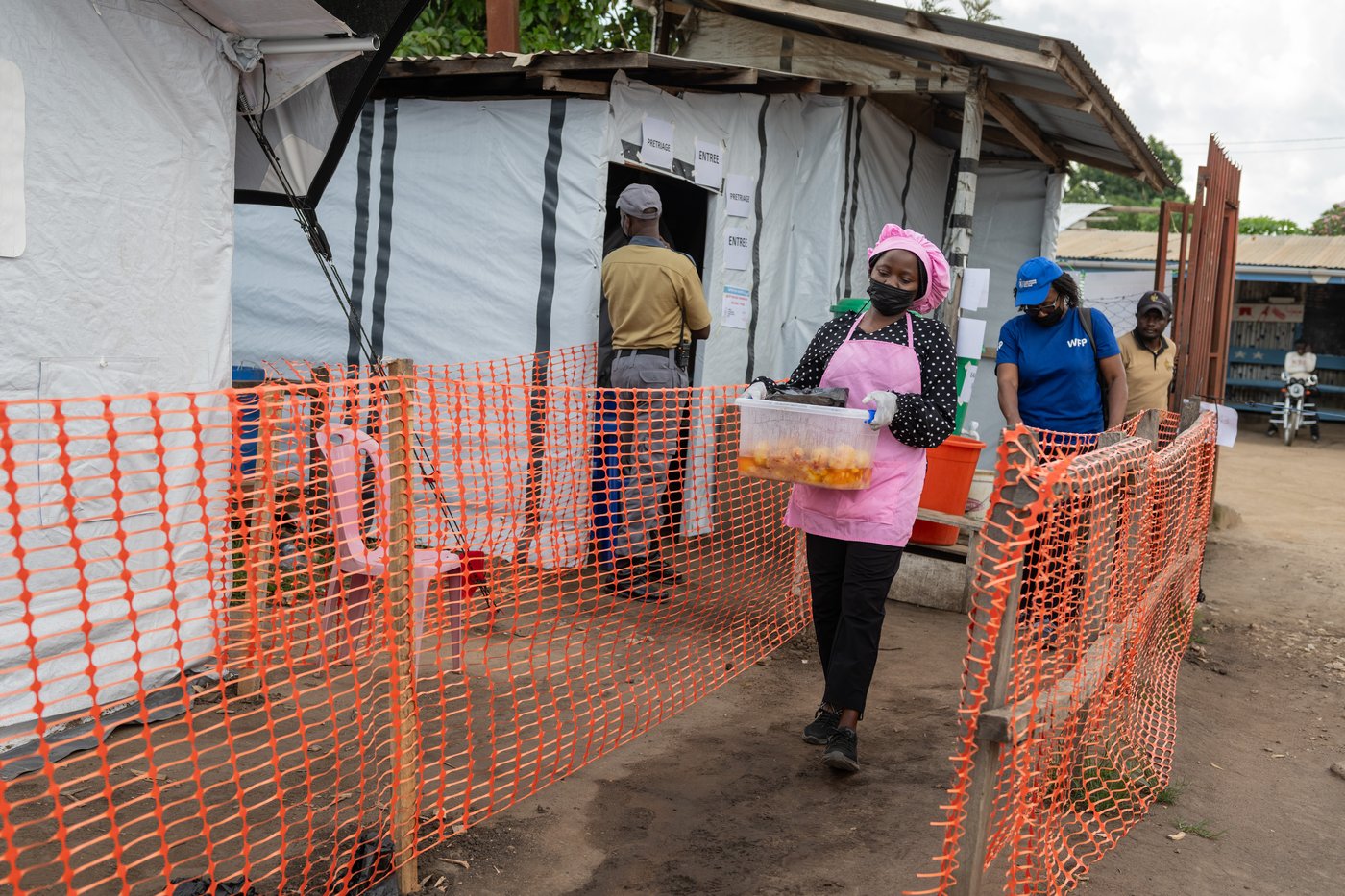 As Congo grapples with Ebola, volunteers cook meals to support patients | iNFOnews.ca