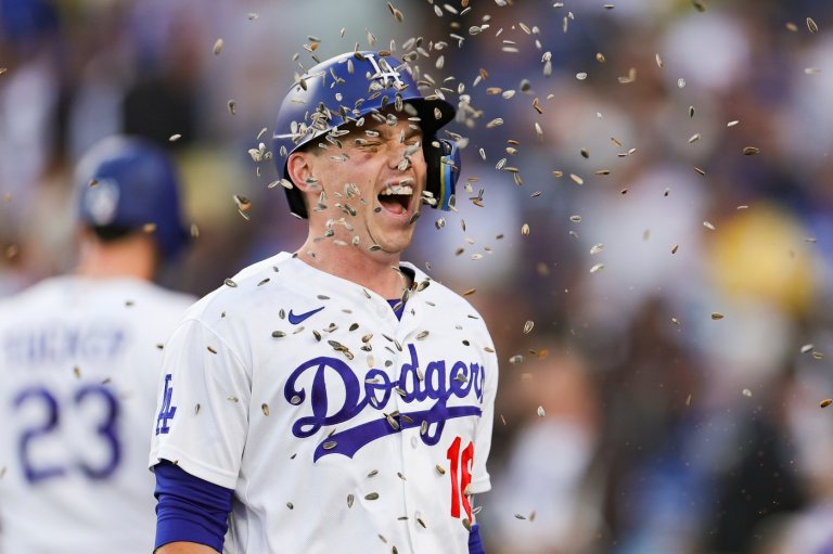 Will Smith hits 1st leadoff HR as Dodgers beat Giants 5-2, regain sole NL West lead | iNFOnews.ca