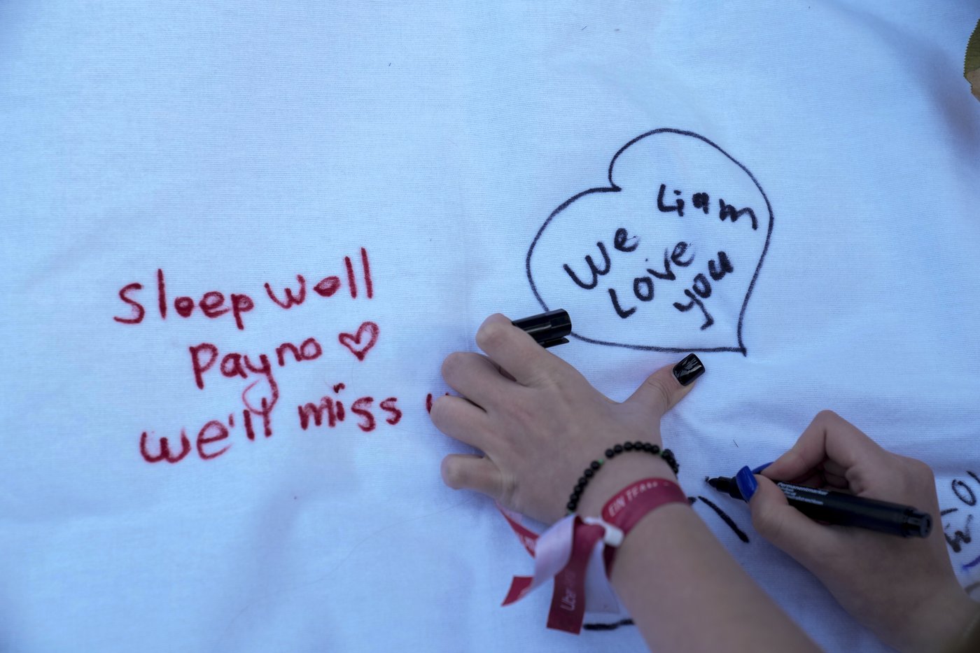 Directioners mourning singer Liam Payne leave tributes in London and other cities | iNFOnews.ca