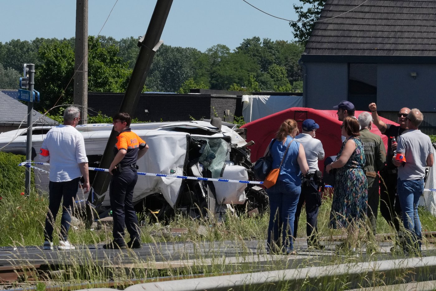 A train collides with a minibus of children in Belgium and 4 people are dead | iNwheels A train collides with a minibus of children in Belgium and 4 people are dead | iNwheels