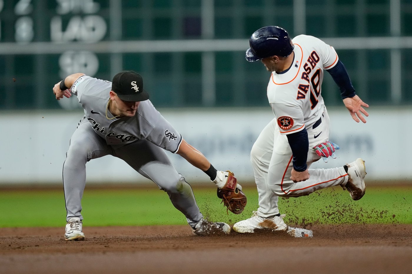 Nelson Velázquez's 2-run single in the 8th inning gives Astros 2-0 win over White Sox | iNFOnews.ca Nelson Velázquez's 2-run single in the 8th inning gives Astros 2-0 win over White Sox | iNFOnews.ca