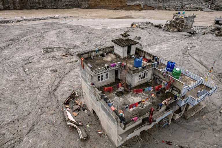 Rescuers in Nepal pull a Chinese national alive from a hydropower tunnel 10 days after floods | iNFOnews.ca