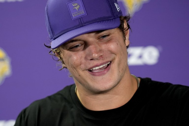 Vikings QB McCarthy misses practice to join his fiancée for the birth of their son | iNFOnews.ca