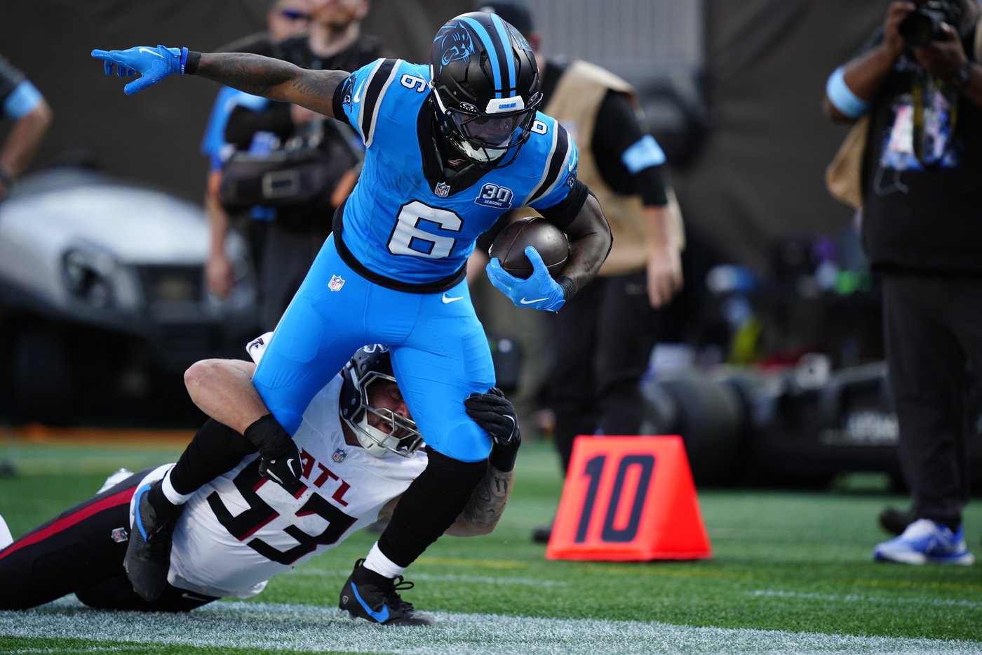 Bijan Robinson scores 2 TDs. Falcons beat Panthers 38-20 for 3rd straight victory vs. NFC South foe | iNFOnews.ca