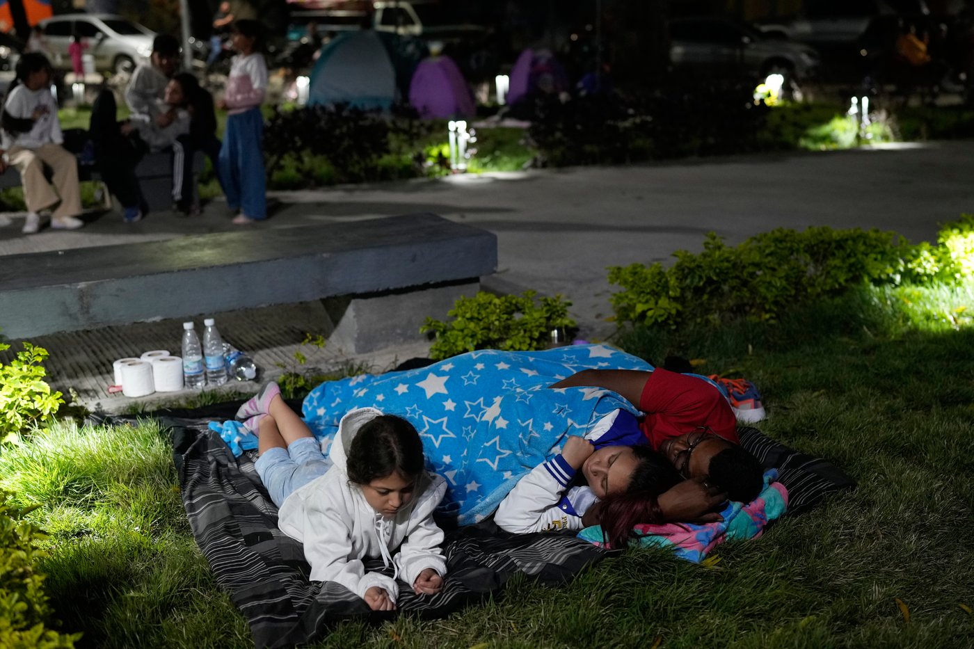Venezuelans sleep in cars and under trees as they question where they'll live after the earthquakes | iNFOnews.ca Venezuelans sleep in cars and under trees as they question where they'll live after the earthquakes | iNFOnews.ca