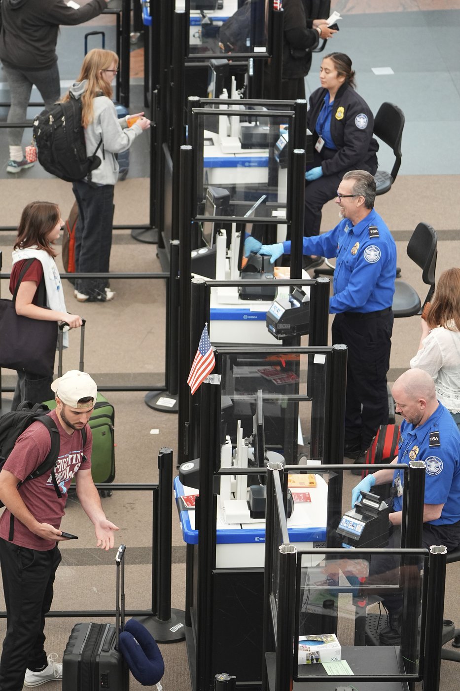 PHOTO COLLECTION: REAL ID requirements for the U.S. domestic flyers begins | iNFOnews.ca