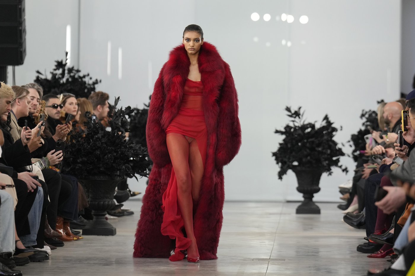 Irina Shayk opens Blumarine show in Milan injecting buzz into creative director David Koma’s debut | iNFOnews.ca Irina Shayk opens Blumarine show in Milan injecting buzz into creative director David Koma’s debut | iNFOnews.ca