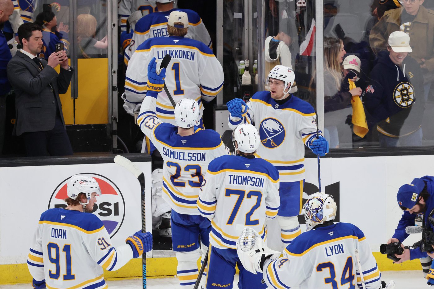 Sabres erupt for 4 goals in first period, win 6-1 to push Bruins to 3-1 hole in series | iNFOnews.ca