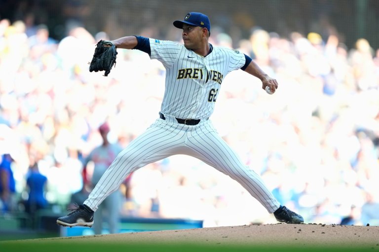 Brewers pitcher José Quintana undergoing MRI after injuring his calf | iNFOnews.ca