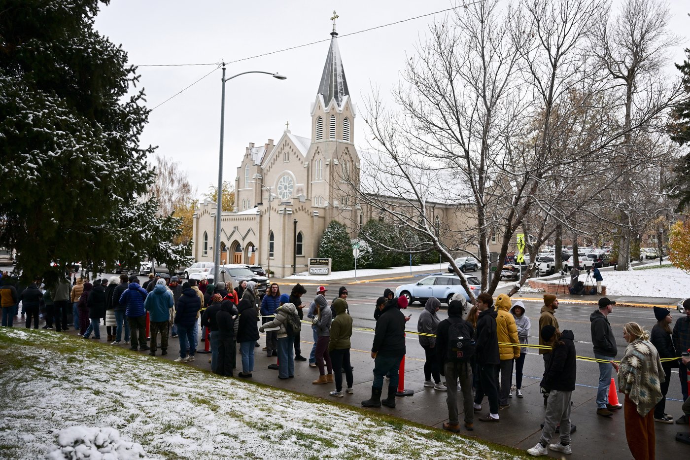 Free pizza and a DJ help defrost Montana voters lined up until 4 a.m. in the snow to vote | iNFOnews.ca