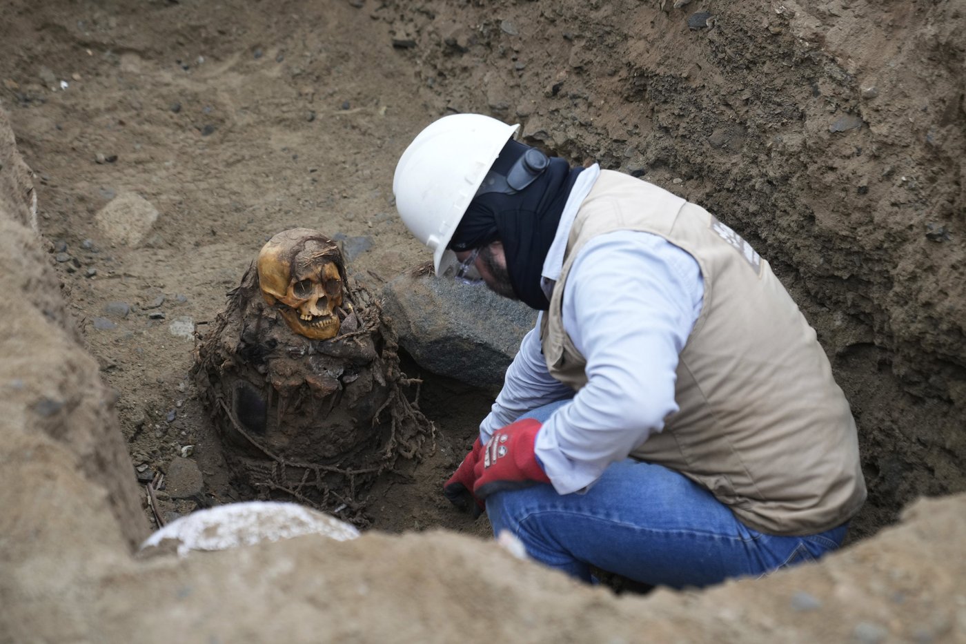 Utility workers uncover 1,000-year-old pre-Inca mummy in Peru's capital | iNFOnews.ca