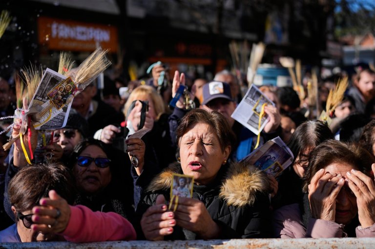 Argentines pray that Pope Leo's visit alleviates their economic stress | iNFOnews.ca