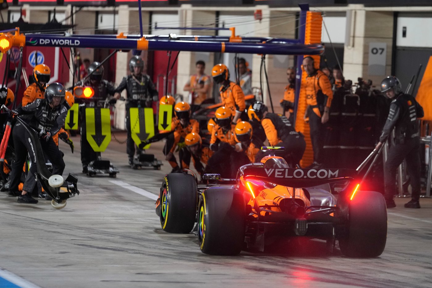 McLaren's botched strategy call helps Verstappen win Qatar GP as F1 title fight goes to final race | iNFOnews.ca McLaren's botched strategy call helps Verstappen win Qatar GP as F1 title fight goes to final race | iNFOnews.ca