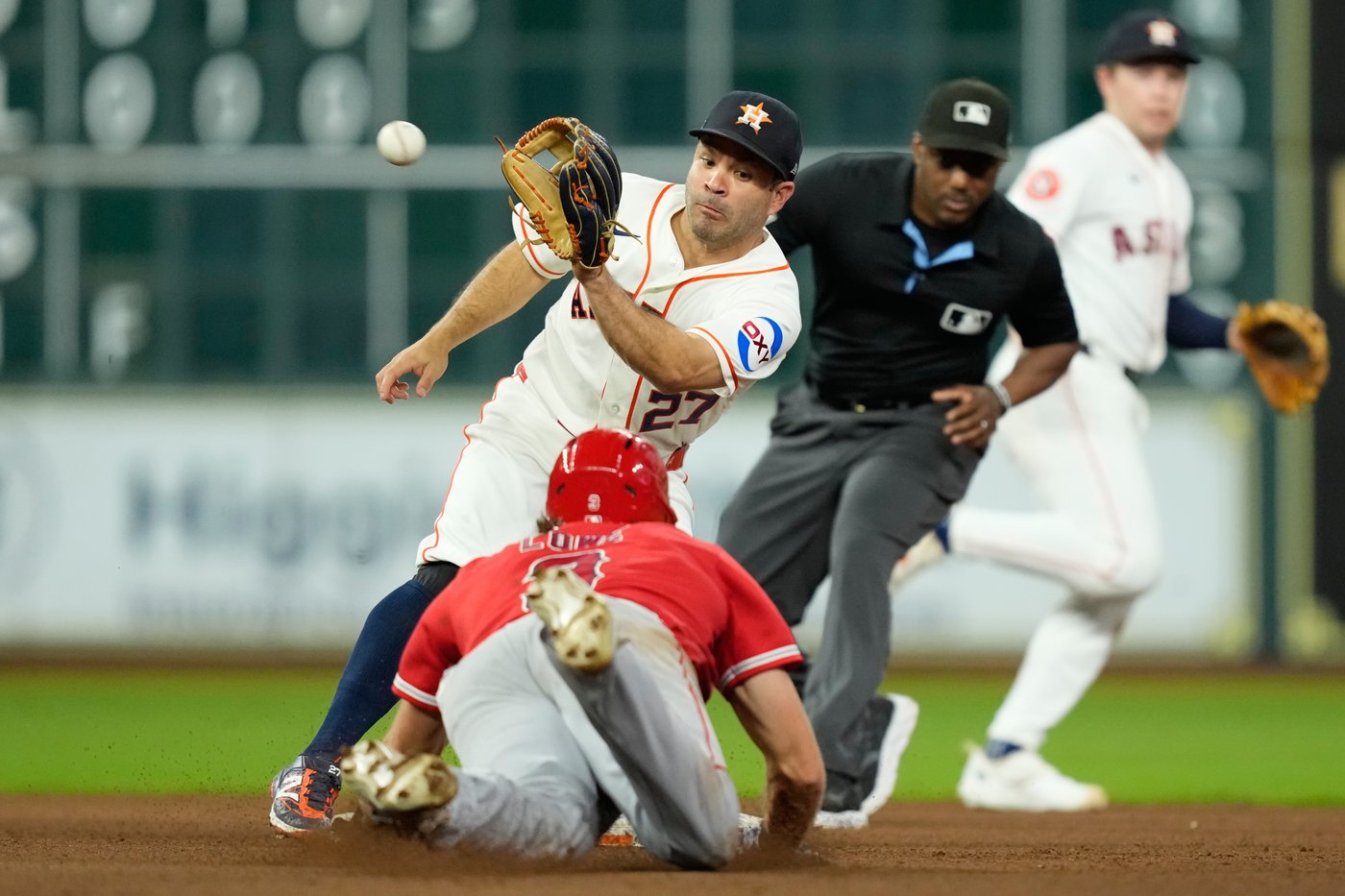 Pecko fans 4 in MLB debut, Vázquez hits 7th homer as the Astros beat the Angels 3-2 | iNFOnews.ca