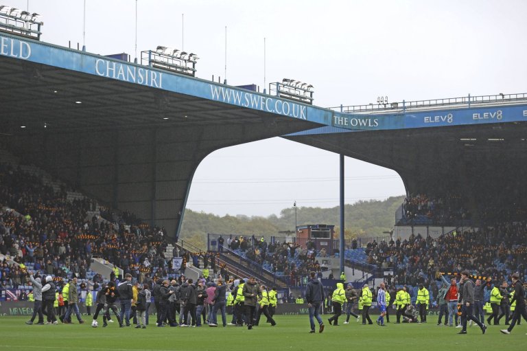 Sheffield Wednesday fans enter pitch to protest against club ownership | iNFOnews.ca