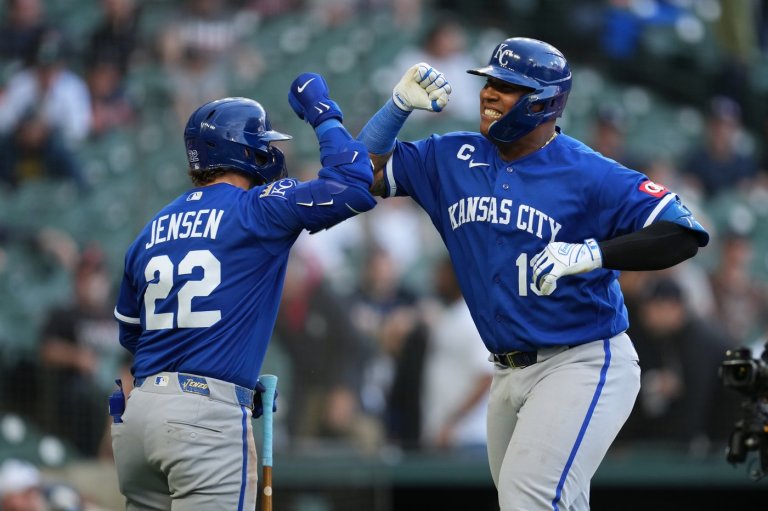 Salvador Perez back in Royals lineup after first day off of the season | iNFOnews.ca