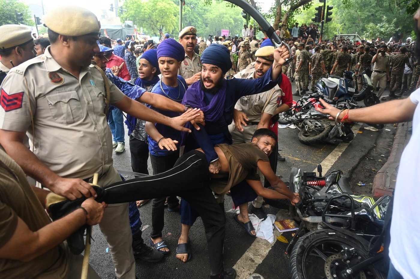 Photos of police cracking down on India’s youth-led 'cockroach' movement in New Delhi | iNFOnews.ca