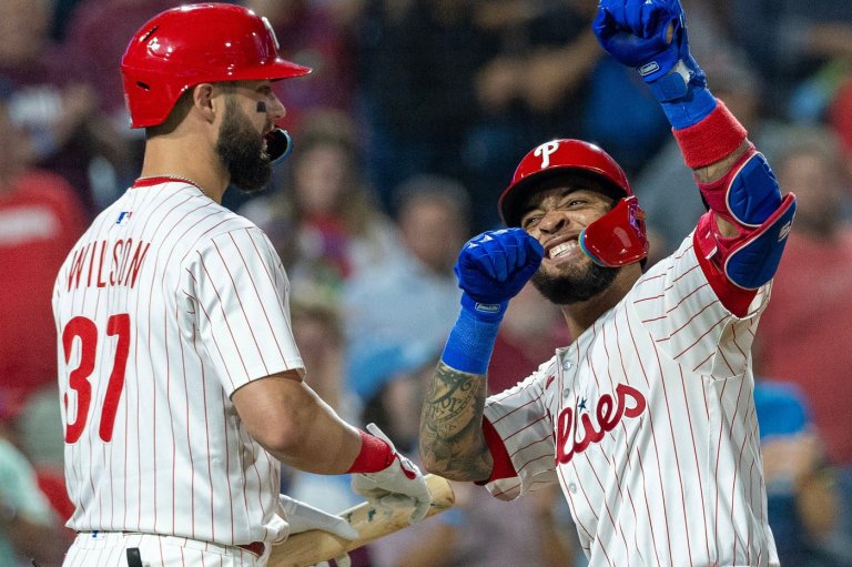 Phillies wrap up a 1st-round bye, hitting a team-record 8 homers to rout the Marlins | iNFOnews.ca