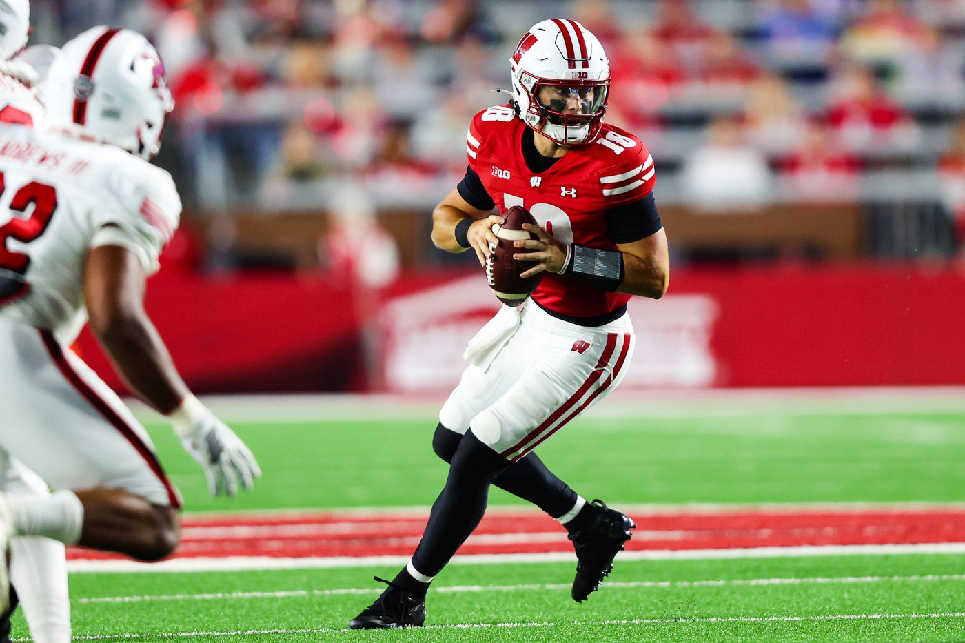 Wisconsin preparing to start O'Neil at QB in place of the injured Edwards against Middle Tennessee | iNFOnews.ca Wisconsin preparing to start O'Neil at QB in place of the injured Edwards against Middle Tennessee | iNFOnews.ca