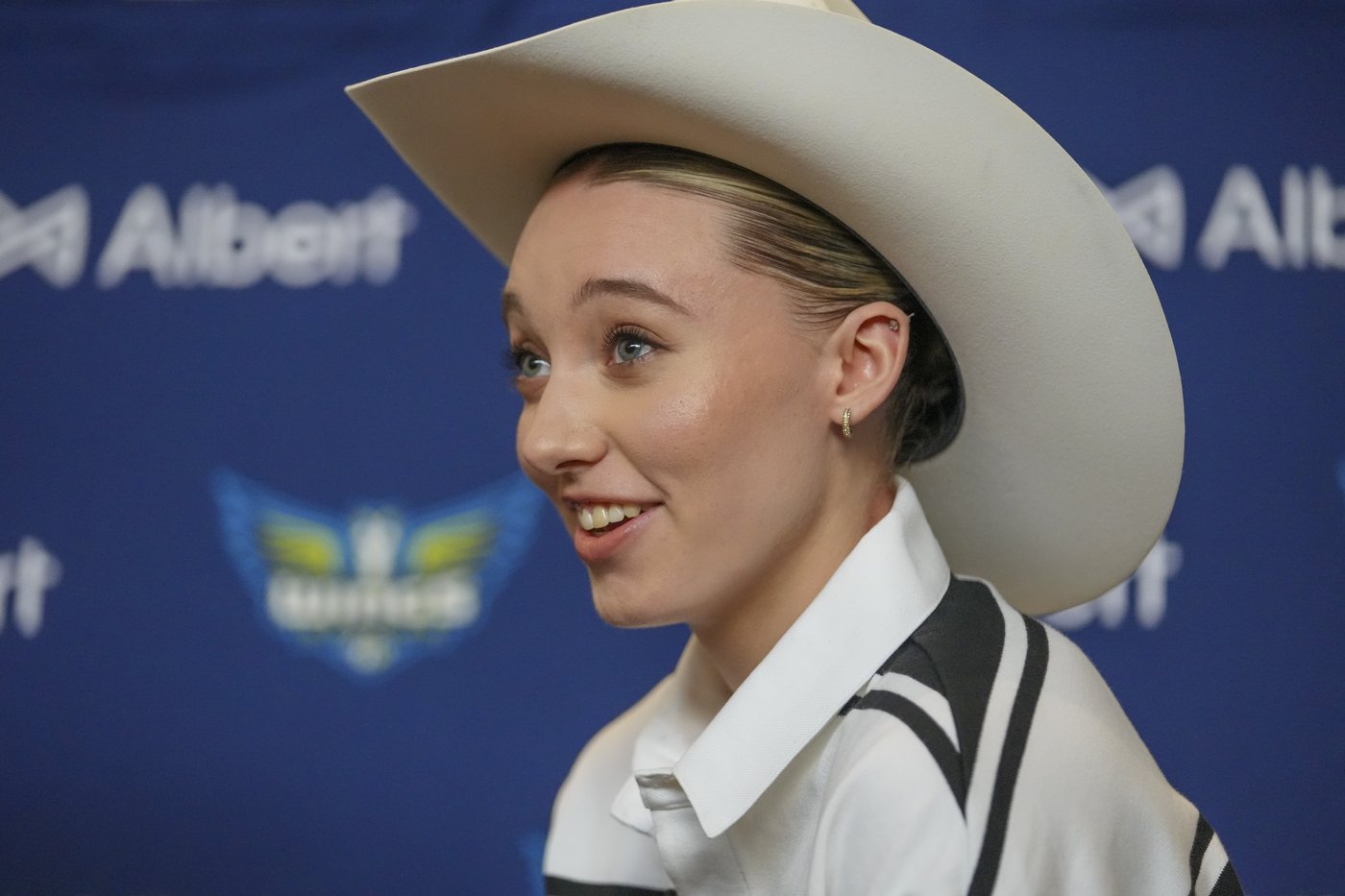 Paige Bueckers dons cowboy hat in Big D as WNBA No. 1 overall pick formally introduced by Wings | iNFOnews.ca