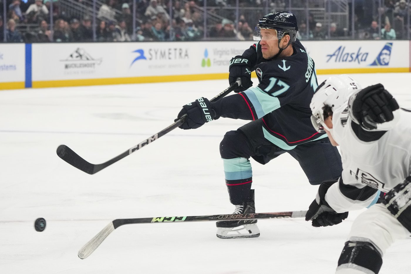 Jaden Schwartz has a hat trick in the Kraken's 4-2 victory over the Kings | iNFOnews.ca