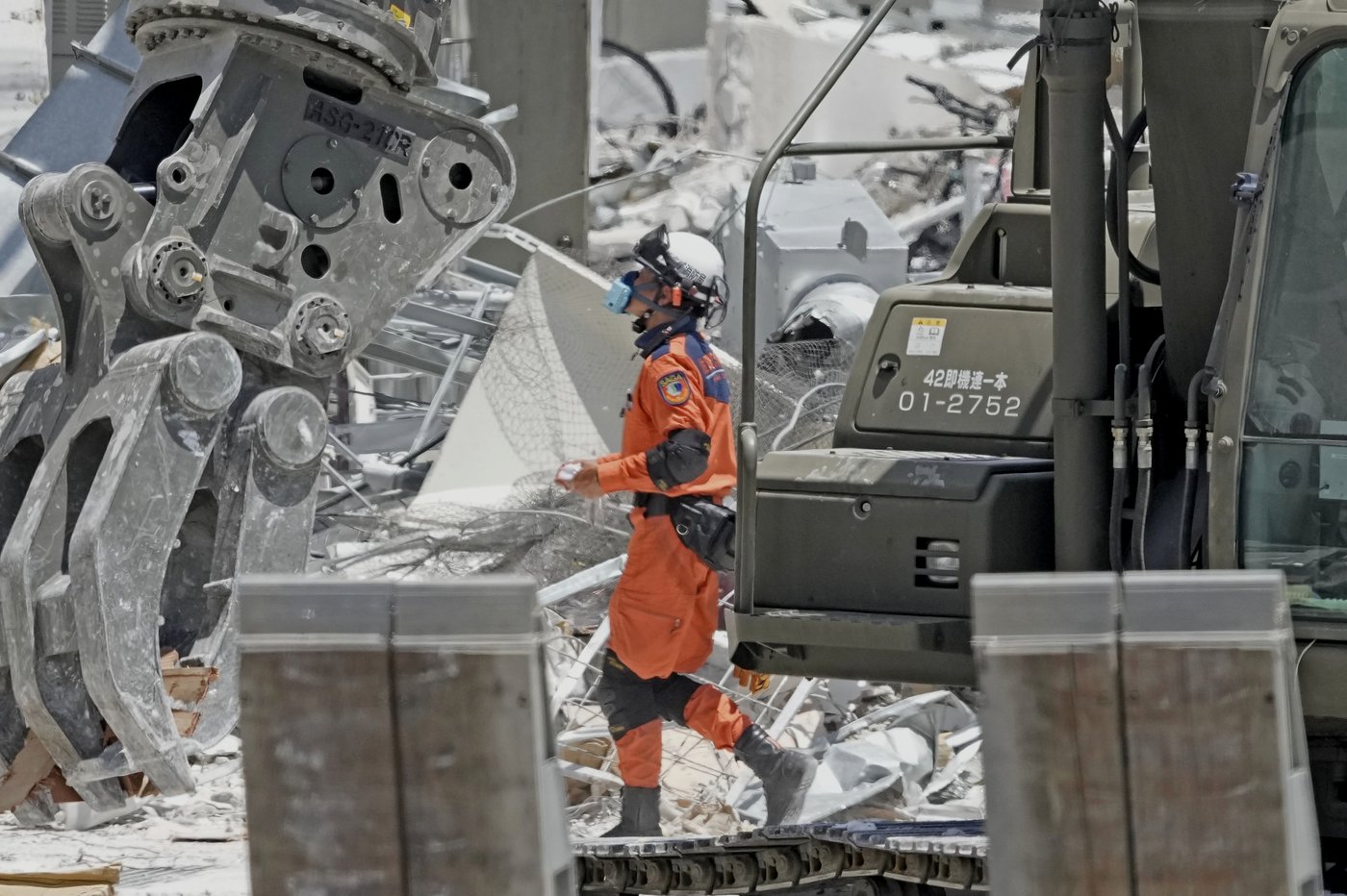 Japan ends rescue operation at a mall that collapsed after a strong quake | iNFOnews.ca Japan ends rescue operation at a mall that collapsed after a strong quake | iNFOnews.ca