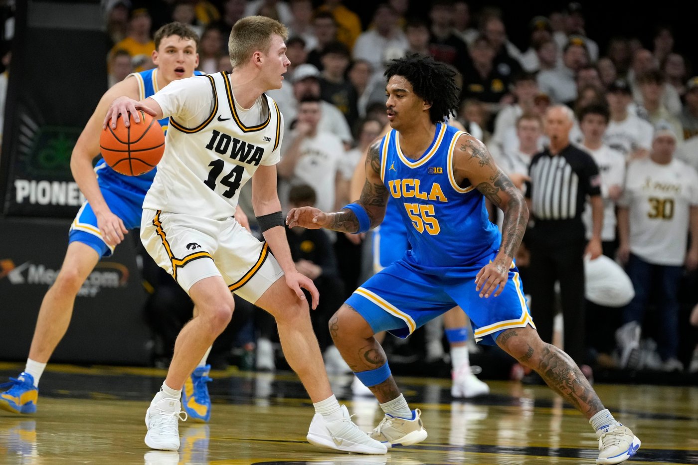 Stirtz scores 27 points, No. 25 Iowa holds off a comeback try by UCLA in 2nd half for a 74-61 win | iNFOnews.ca Stirtz scores 27 points, No. 25 Iowa holds off a comeback try by UCLA in 2nd half for a 74-61 win | iNFOnews.ca