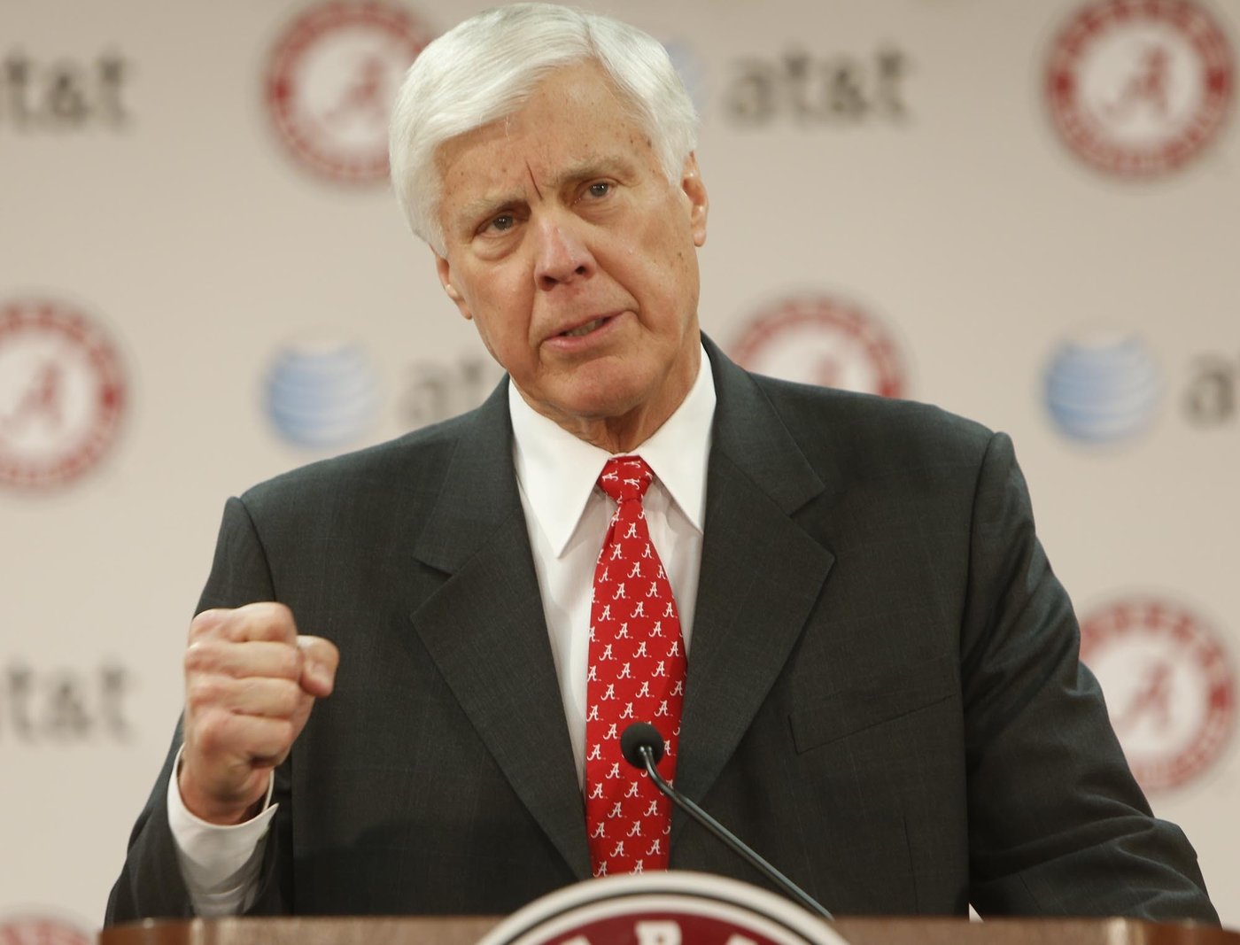Bill Battle, former Tennessee coach and Alabama AD who founded licensing company, dies | iNFOnews.ca Bill Battle, former Tennessee coach and Alabama AD who founded licensing company, dies | iNFOnews.ca